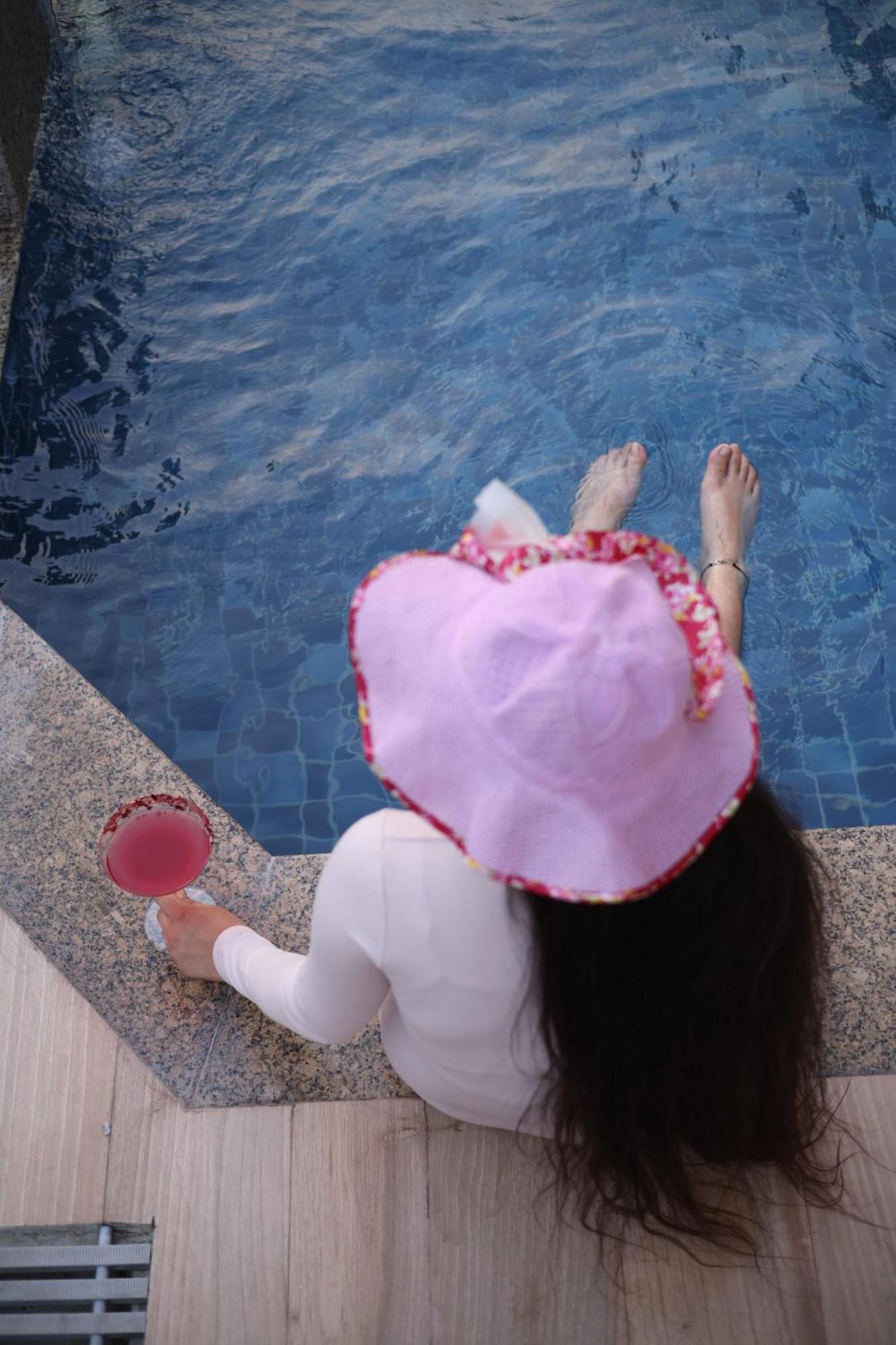 Holiday Inn Agra Mg Road An Ihg Hotel Exterior foto A woman in a pink dress